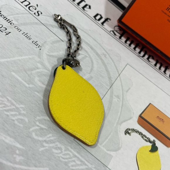 Authentic HERMES lemon keychain with box and certificate - Picture 5 of 8